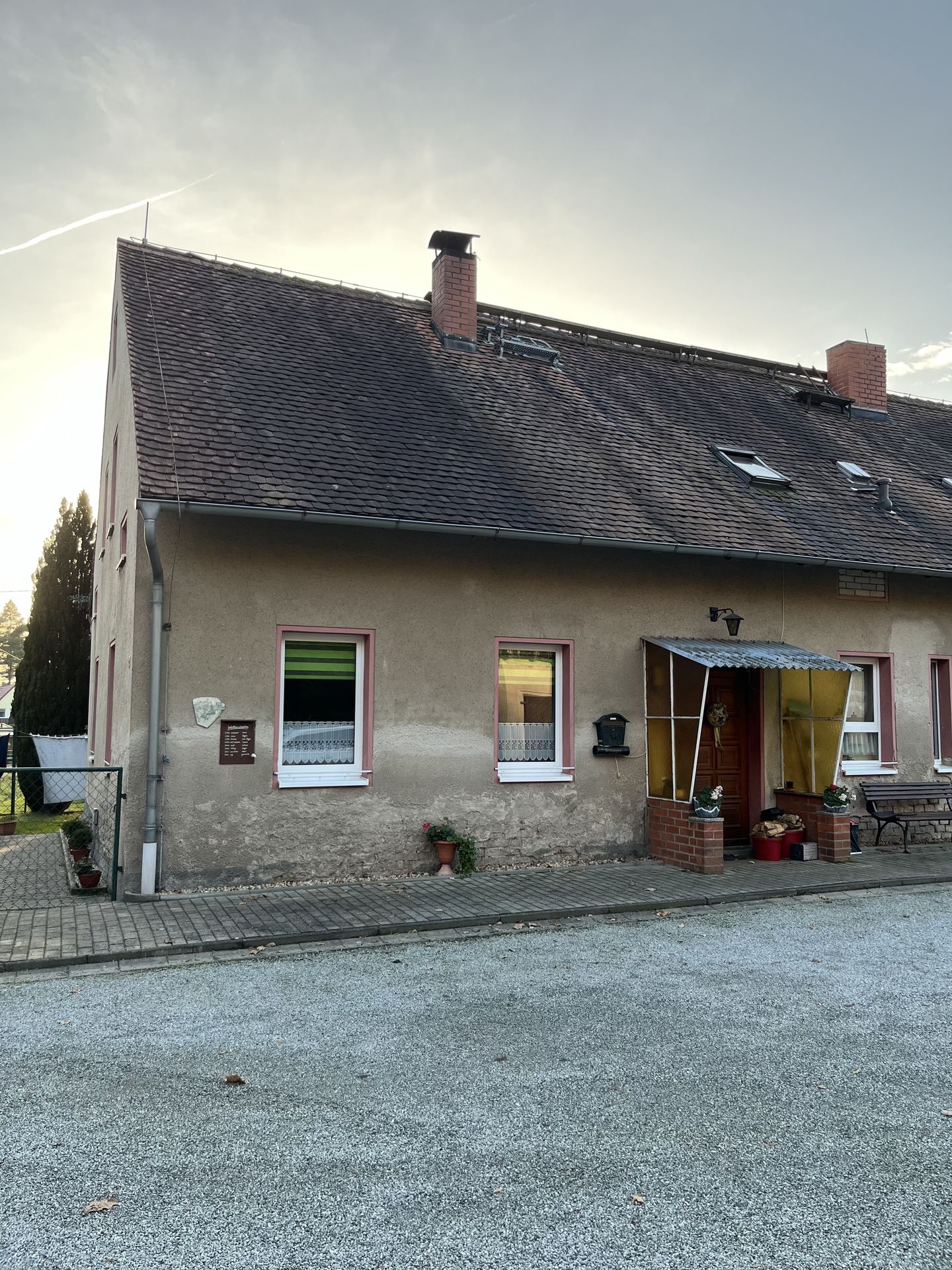 Zweifamilienhaus in idyllischer Landschaft mit einem Hektar Land