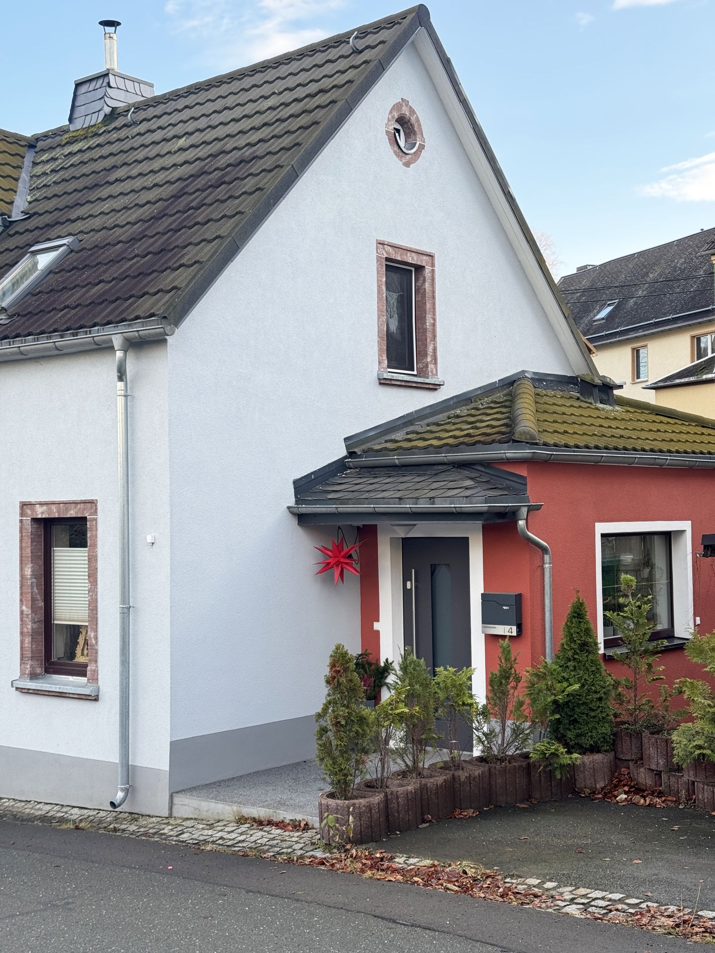 Einfamilienhaus mit Solar- und Photovoltaikanlage sowie Pelletheizung in naturnaher Umgebung