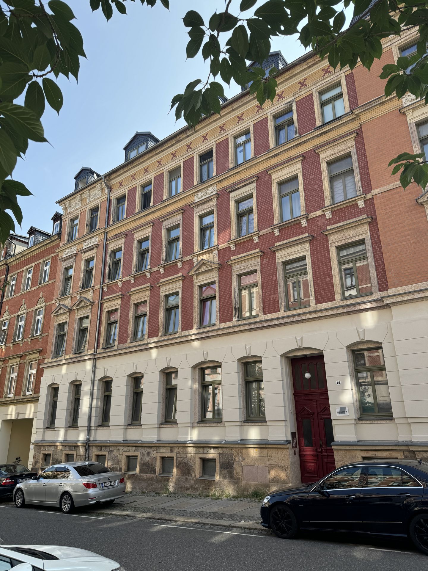 Perfekte WG-Wohnung für Studenten: Helle 3-Raum-Dachgeschosswohnung mit Balkon, Aufzug und EBK