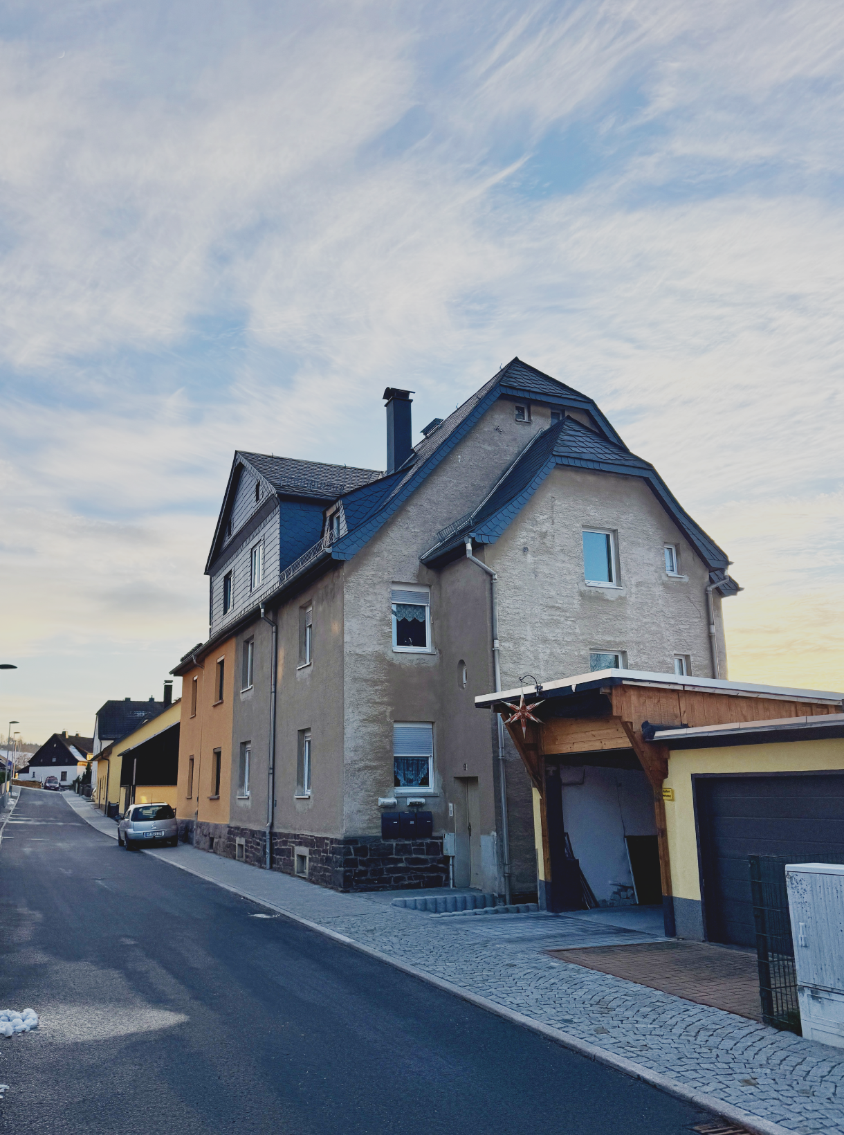 Bezugsfreies Zwei- bis Dreifamilienhaus mit großem Garten in familienfreundlicher Lage