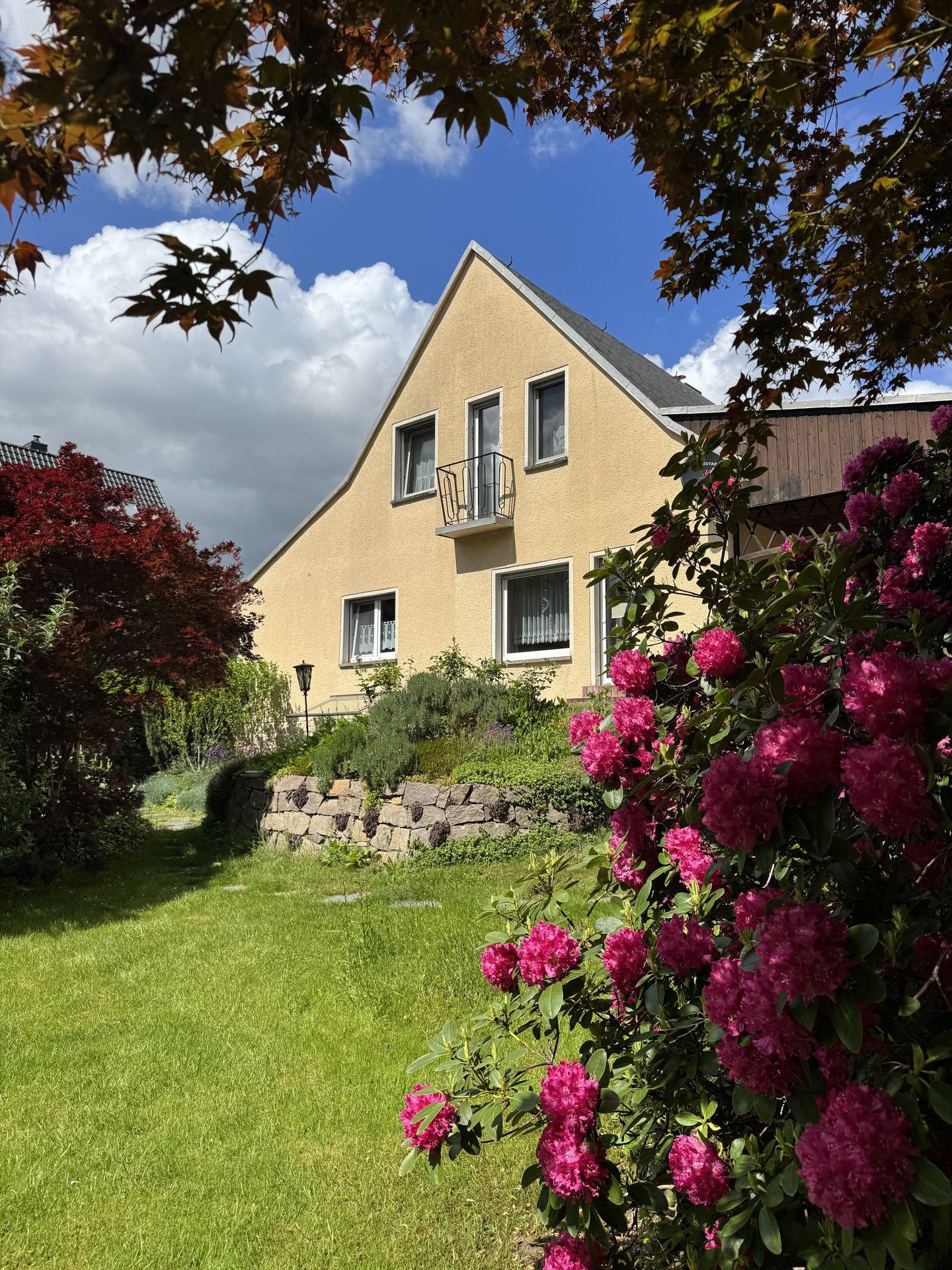 Zuhause zum Wohlfühlen: Großzügiges Haus mit viel Stauraum und Gartenlaube