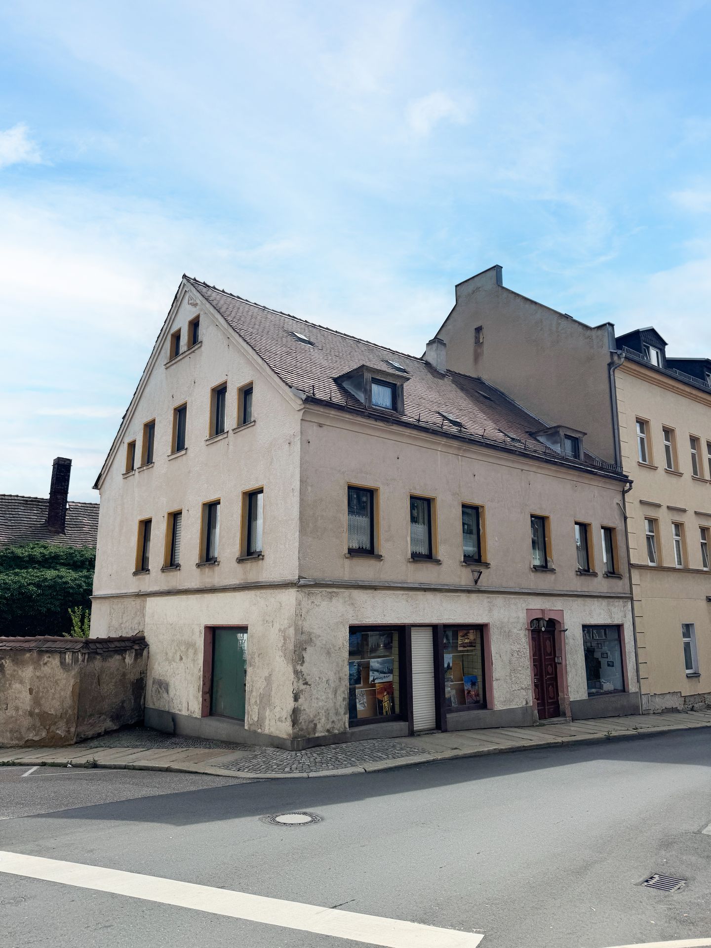 Charmantes Dreiparteienhaus mit großem Grundstück und Entwicklungspotenzial