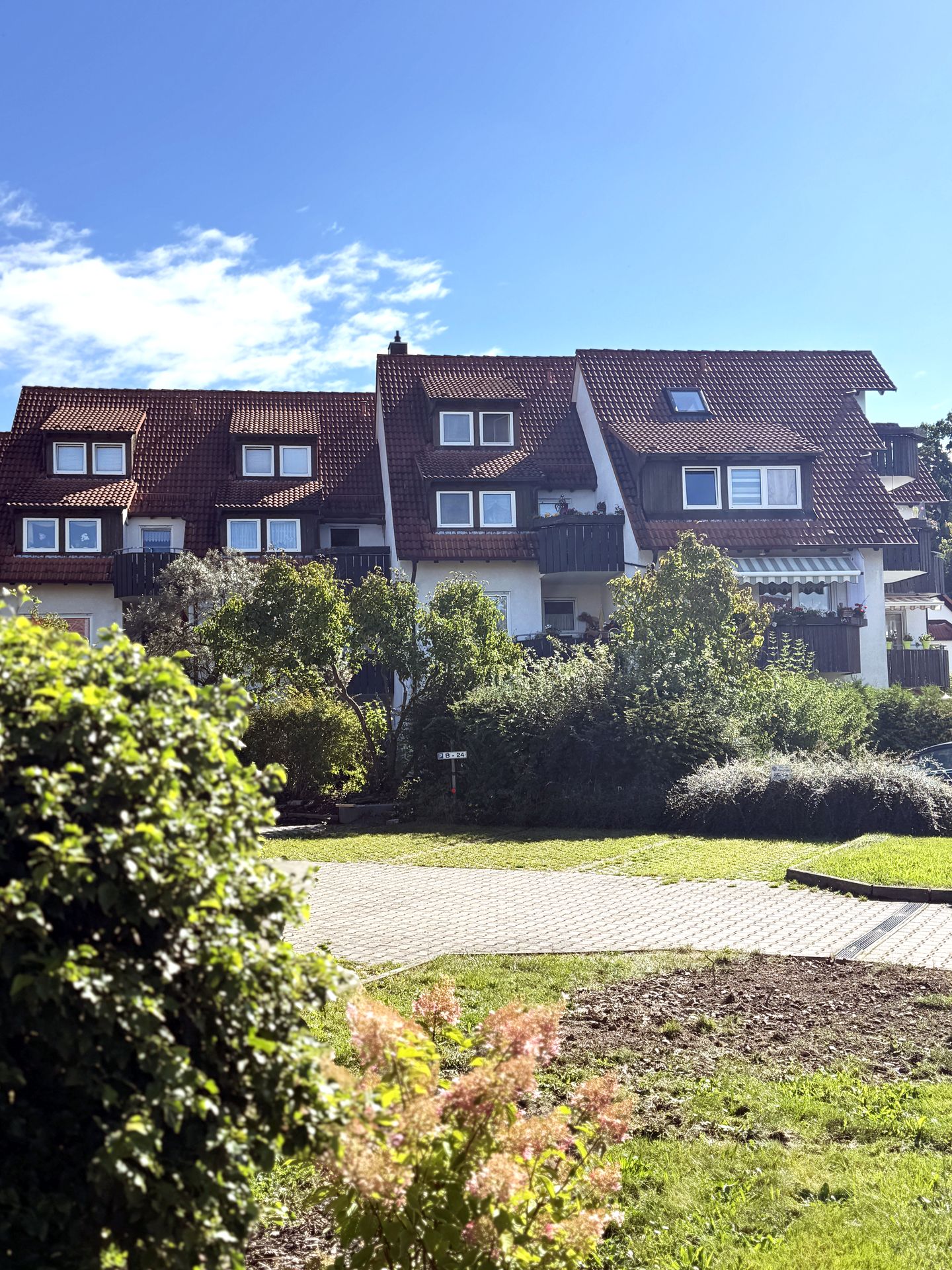 Erstbezug nach Sanierung: Moderne Wohnung mit Einbauküche & Stellplatz