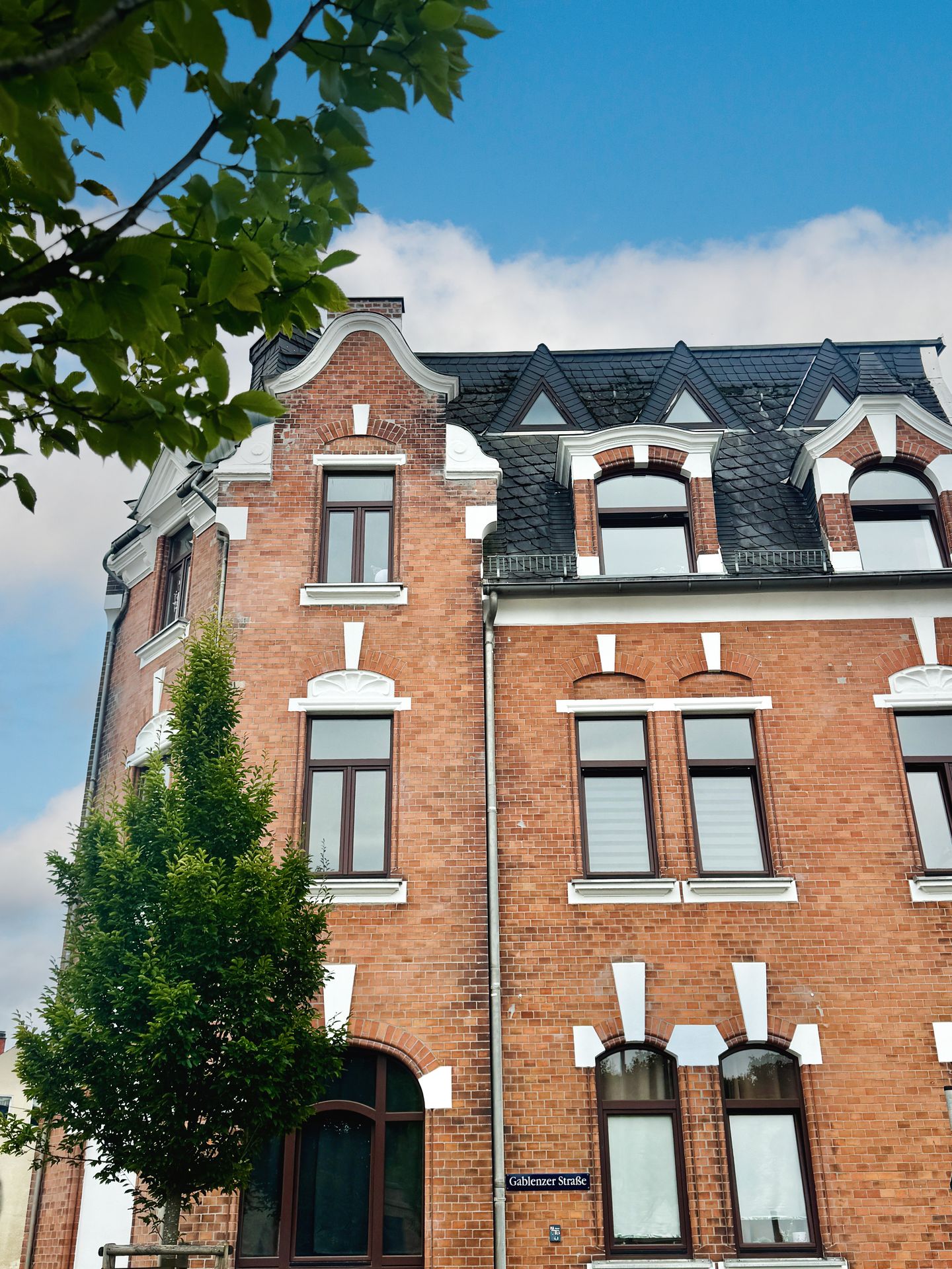 Sicher vermietet & modernisiert: Mehrfamilienhaus in Crimmitschau mit Ausbaureserve im Dachgeschoss