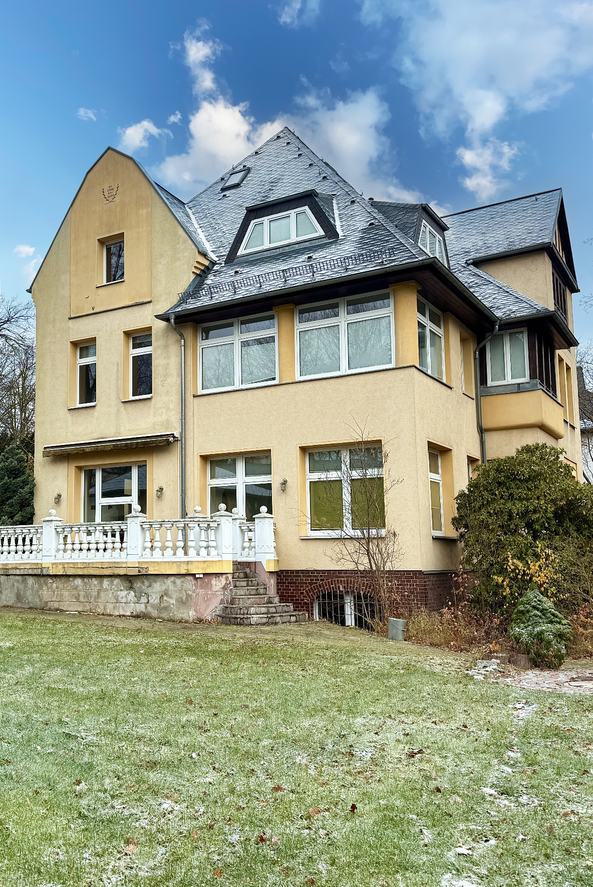 Exklusives Wohnerlebnis: großzügige Stadtvilla mit historischer Ausstattung und Gartenparadies