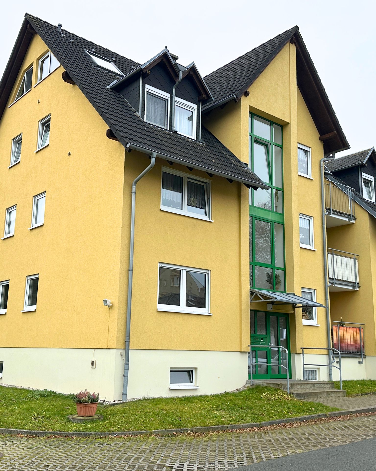 2-Zimmer-Terrassenwohnung mit hochwertiger Einbauküche und Stellplatz