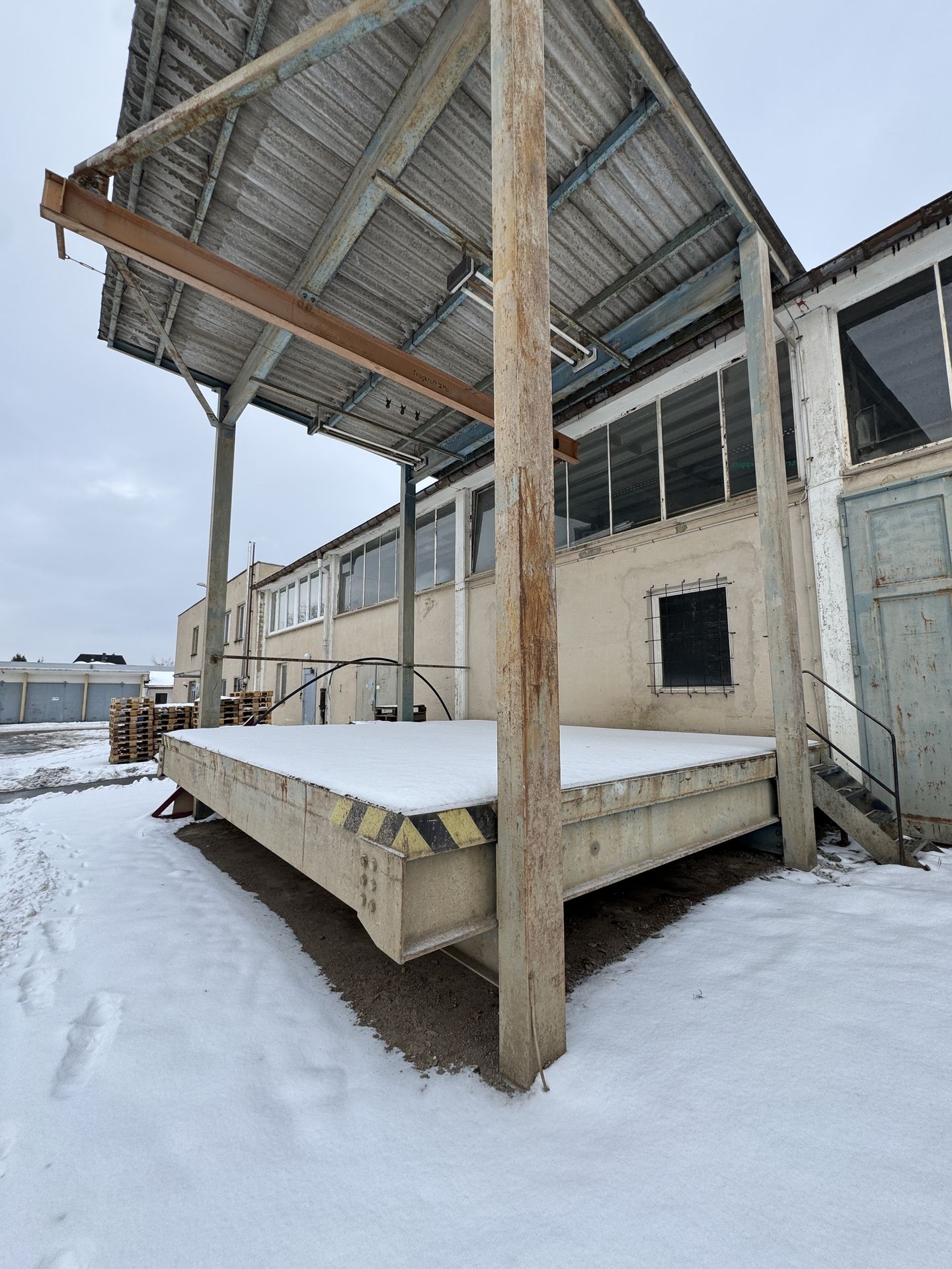 Vielfältig nutzbare Industriehalle mit Kranstrecke und Rampenfläche in Altchemnitz