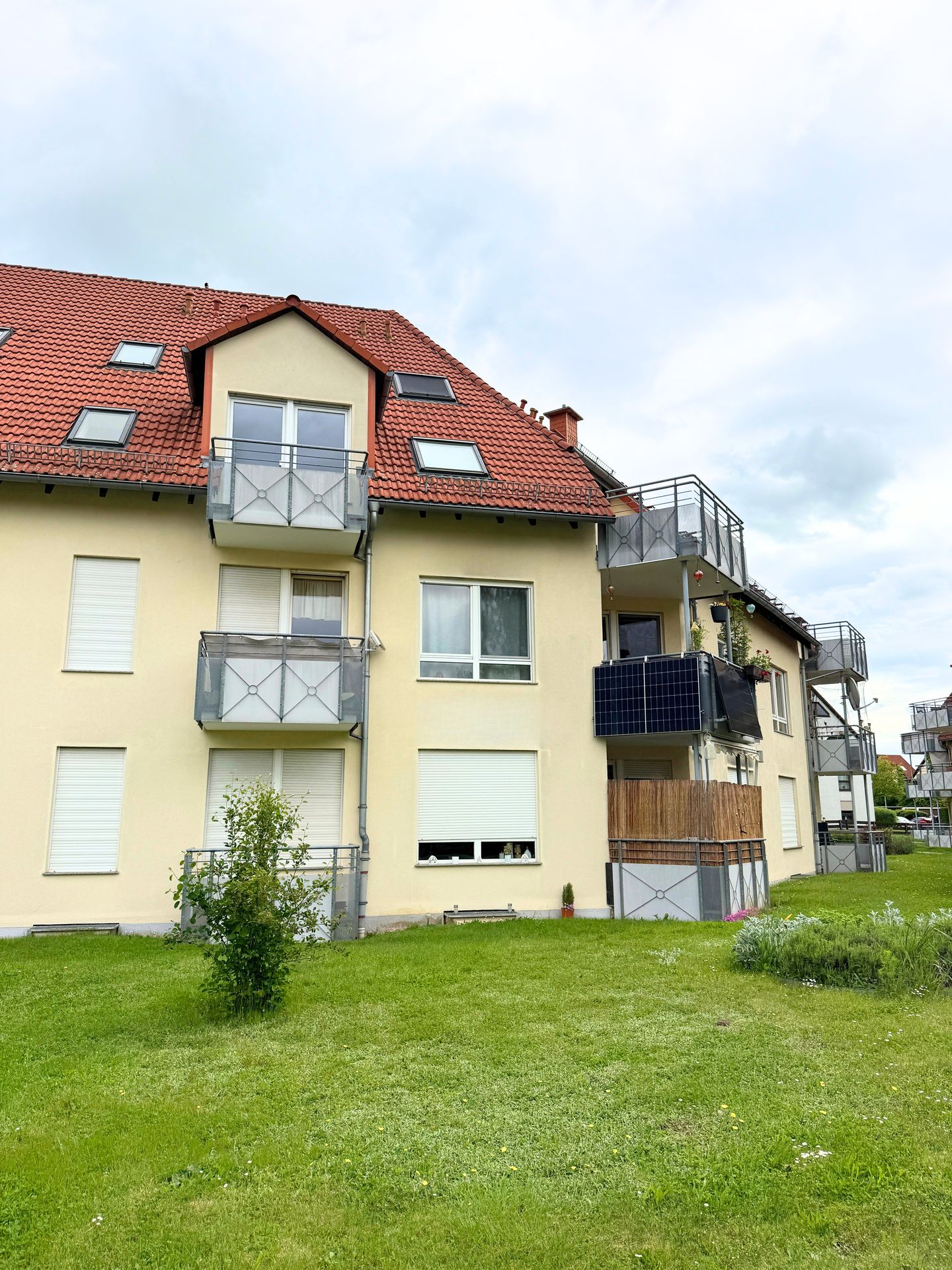 Gepflegte 2-Zimmerwohnung mit Dachterrasse & Blick ins Grüne