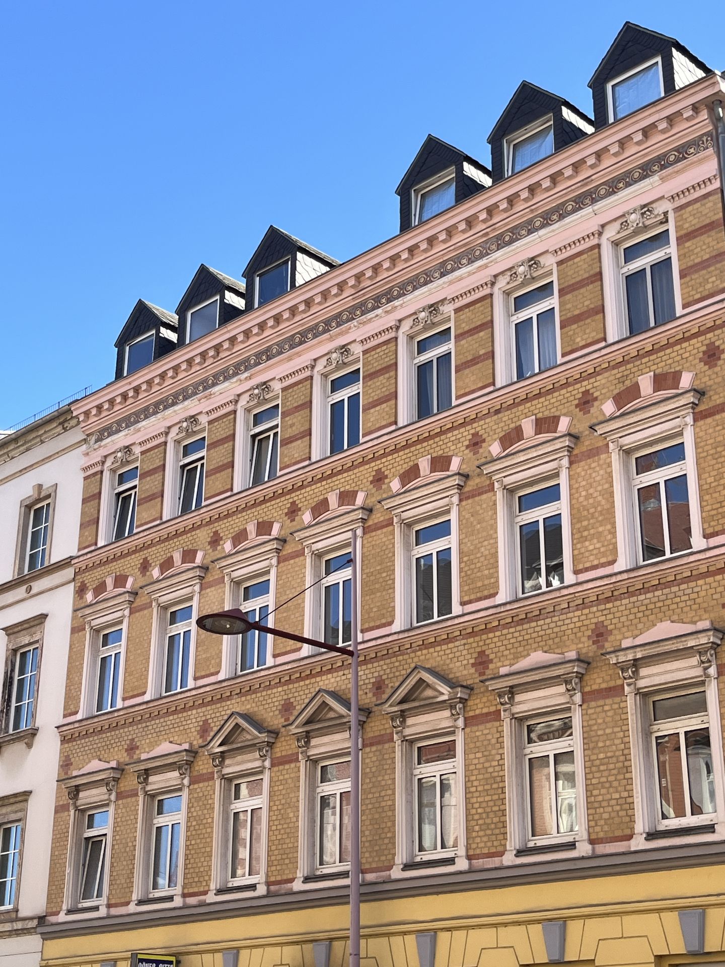Großzügige 6-Raum-Wohnung mit Dielenboden und hochwertiger Badausstattung in zentraler Lage