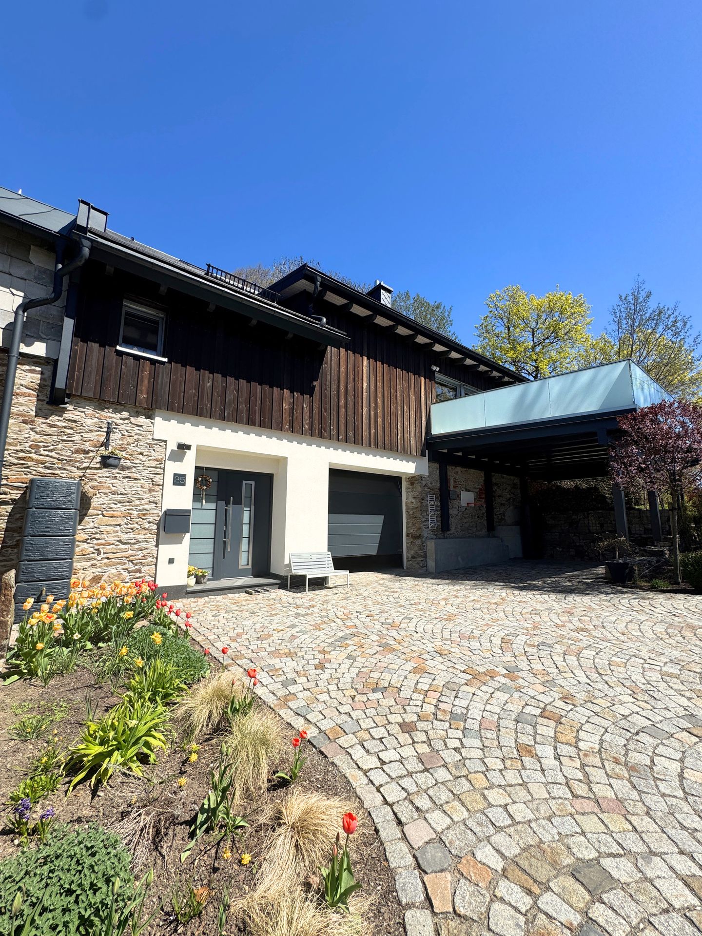 Hochwertiges Einfamilienhaus mit großzügiger Terrasse und naturnaher Lage am Feld